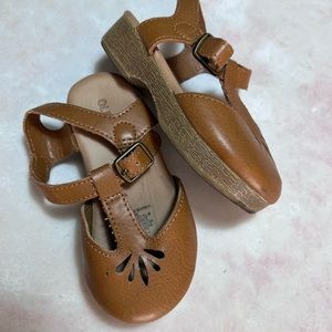 Camel Mary Jane shoes // toddler size 6